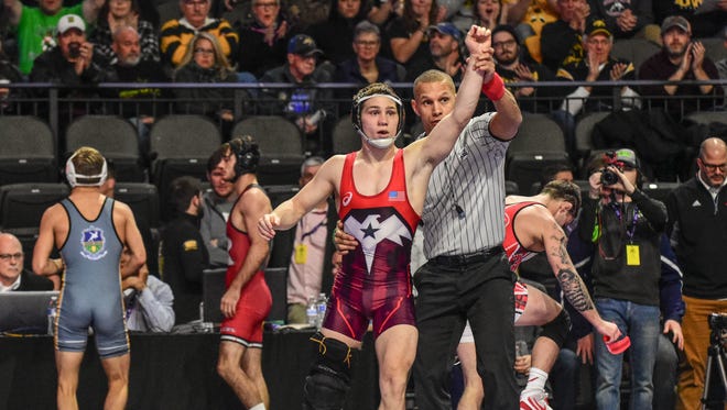 Spencer Lee defeated Edinboro's Sean Russell by a 15-0 technical fall during the first day of competition at the Midlands Championships on Friday. Lee has advanced to the 125-pound semifinals.