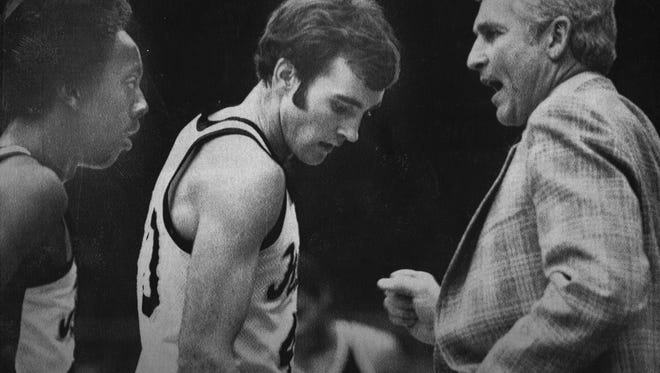 Iowa coach Lute Olson issues orders to Kenny Arnold (left) and Kevin Boyle on Feb. 10. 1980.