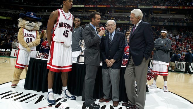 Arizona's Channing Frye stands with coach Lute Olson and John Wooden during the trophy presentation at the 11th annual John Wooden Classic in Anaheim on Dec. 5, 2004.
