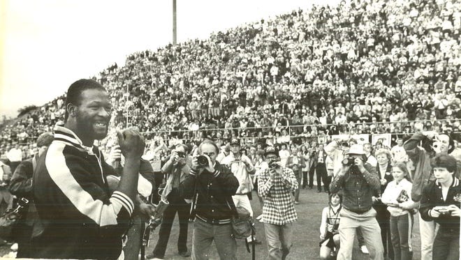 Iowa's Andre Tippett is pleased with the turnout at a pep rally at Citrus College for the 1982 Rose Bowl game.