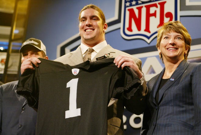 Robert Gallery poses with a Raiders jersey and his mother, Mary, on Saturday after being chosen second in the 2004 NFL draft.