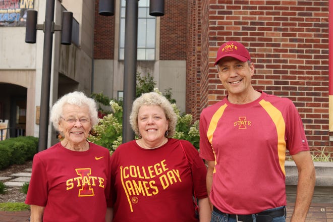 Dave Kneeskern (right) Beth Kneeskern (middle) and Laurice Kneeskern(left) before the Iowa State University game against the University of Iowa on Sept. 14.
Photo by Grant Tetmeyer