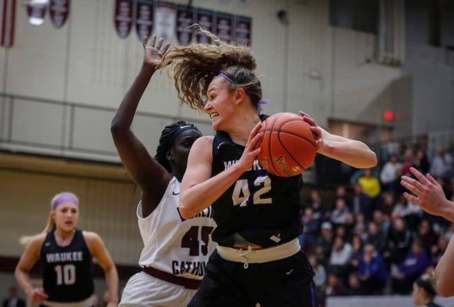 Waukee junior Taryn Reitsma pulls down a rebound against Dowling Catholic on Tuesday, Jan. 21, 2020, at Dowling Catholic High School in West Des Moines.
