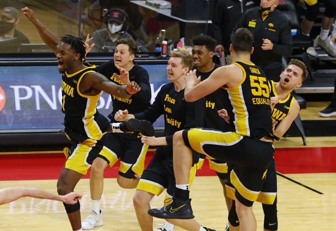 PISCATAWAY, NJ - JANUARY 02: Iowa Hawkeyes players, from left, Joe Toussaint, Austin Ash, Michael Baer, Tony Perkins, Luka Garza and Jordan Bohannon celebrate their 77-75 win over the Rutgers Scarlet Knights in a college basketball game at Rutgers Athletic Center on January 2, 2021 in Piscataway, New Jersey.