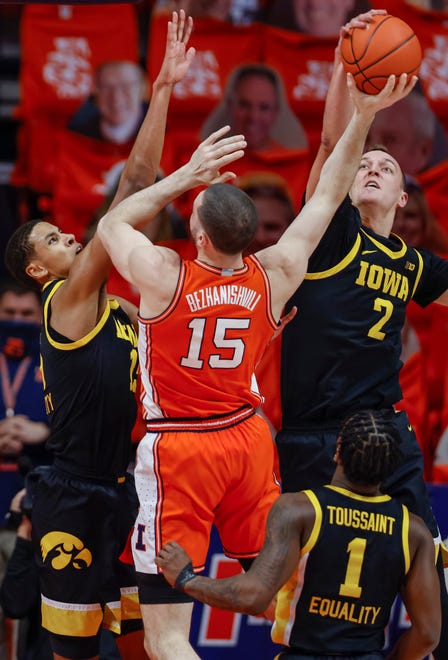 CHAMPAIGN, IL - JANUARY 29: Giorgi Bezhanishvili #15 of the Illinois Fighting Illini shoots the ball against Keegan Murray #15 as Jack Nunge #2 of the Iowa Hawkeyes makes the block during the second half at State Farm Center on January 29, 2021 in Champaign, Illinois.