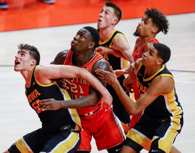 Iowa's Luka Garza blocks out against Illinois' Kofi Cockburn during the second half at State Farm Center on January 29, 2021 in Champaign. [Michael Hickey/Getty Images]