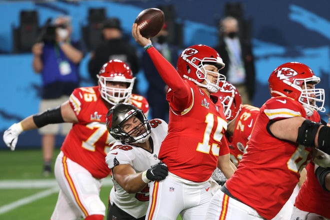 TAMPA, FLORIDA - FEBRUARY 07: Patrick Mahomes #15 of the Kansas City Chiefs passes with pressure from Anthony Nelson #98 of the Tampa Bay Buccaneers during the second quarter against the Tampa Bay Buccaneers in Super Bowl LV at Raymond James Stadium on February 07, 2021 in Tampa, Florida.