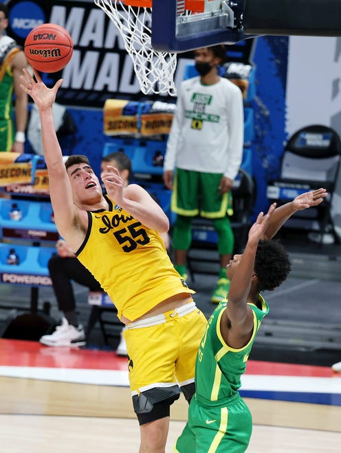 Iowa Hawkeyes center Luka Garza (55) shoots over Oregon Ducks forward Eric Williams Jr. (50) during the first half in the second round of the 2021 NCAA Tournament Mar 22, 2021 at Bankers Life Fieldhouse.