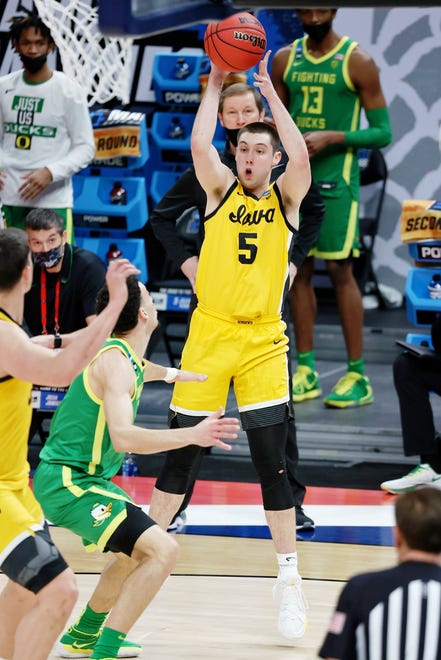 Iowa Hawkeyes guard CJ Fredrick (5) shoots against the Oregon Ducks during the first half in the second round of the 2021 NCAA Tournament Mar 22, 2021 at Bankers Life Fieldhouse.