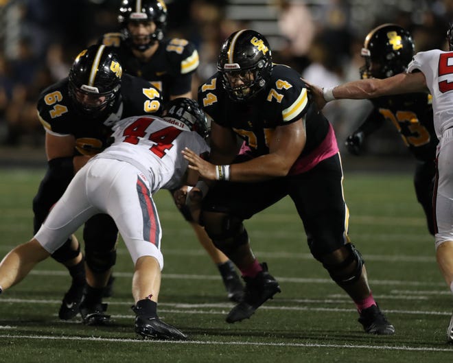 Southeast Polk offensive linemen Kadyn Proctor (74) and Austin YoungÊ (65) double team Linn-Mar's Colton Waller (44) on Friday, Oct. 1, 2021, in Pleasant Hill.