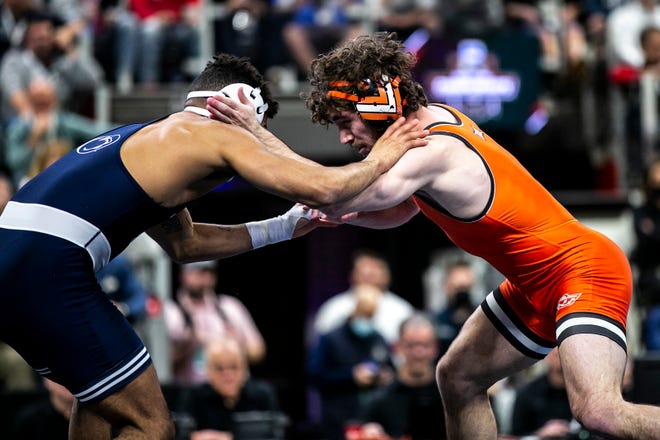 Oklahoma State's Daton Fix, right, wrestles Penn State's Roman Bravo-Young at 133 pounds in the finals during the sixth session of the NCAA Division I Wrestling Championships, Saturday, March 19, 2022, at Little Caesars Arena in Detroit, Mich.