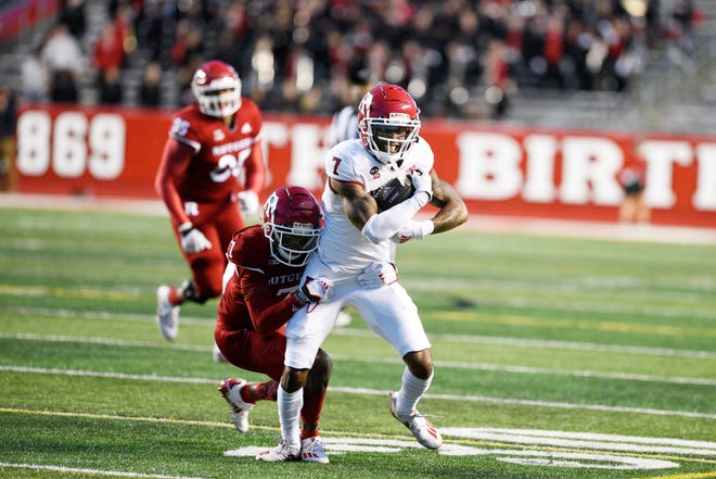 Rutgers football Scarlet-White Game at SHI Stadium on Friday, April 22, 2022. W #7 Shameen Jones tries to avoid a tackle by S #7 Robert Longerbeam.
