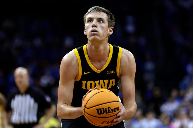 Iowa forward Payton Sandfort prepares to shoot a free throw against Seton Hall during the first half of an NCAA college basketball game, Wednesday, Nov. 16, 2022, at the Prudential Center in Newark, N.J.